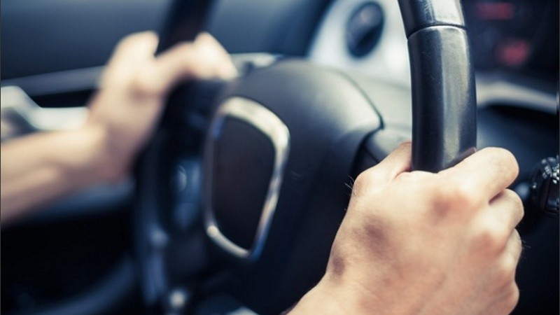 El muchacho estaba con otra chica de su casi misma edad y un adolescente. 