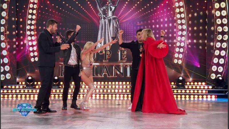 Salvadas. Luli Salazar y Leticia Bredice festejan en la pista del Bailando. 