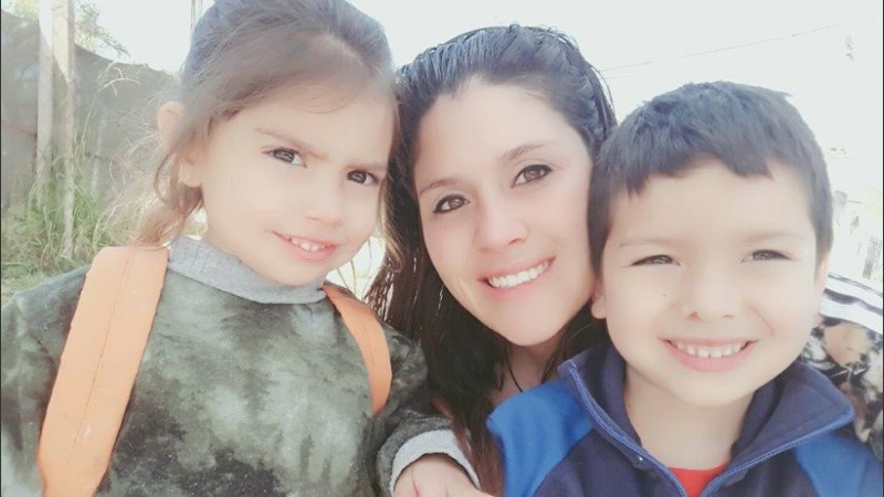 Claudia y sus hijos Irina y Julián. 