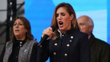 Soledad este martes en el escenario junto a los autoridades en el Monumento.