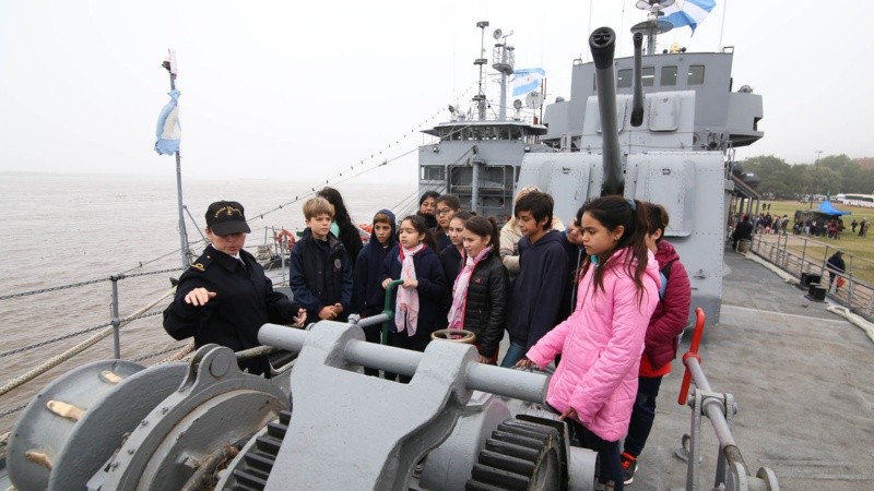 Dos barcos de la Armada en Rosario.