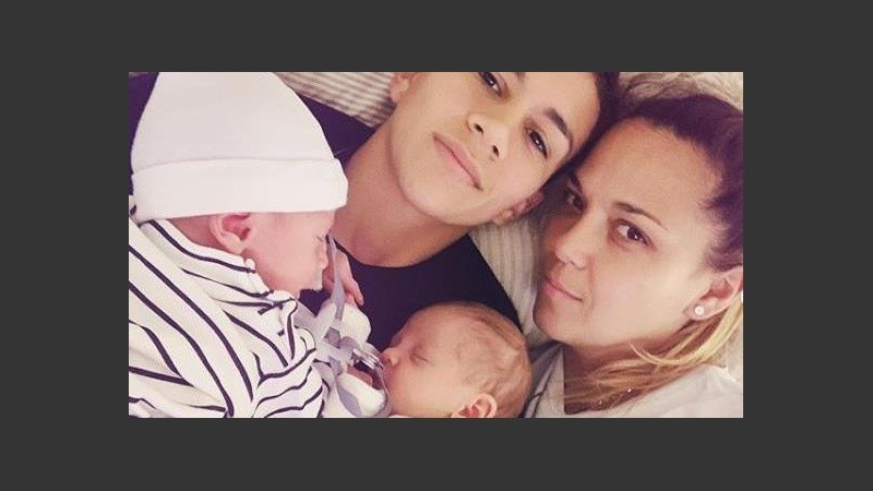 La pareja y sus mellizos recién nacidos. 