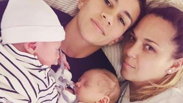 La pareja y sus mellizos recién nacidos.