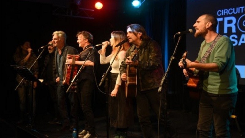Rubén Goldín y Fabián Gallardo participaron del acto junto a músicas y músicos de la ciudad.