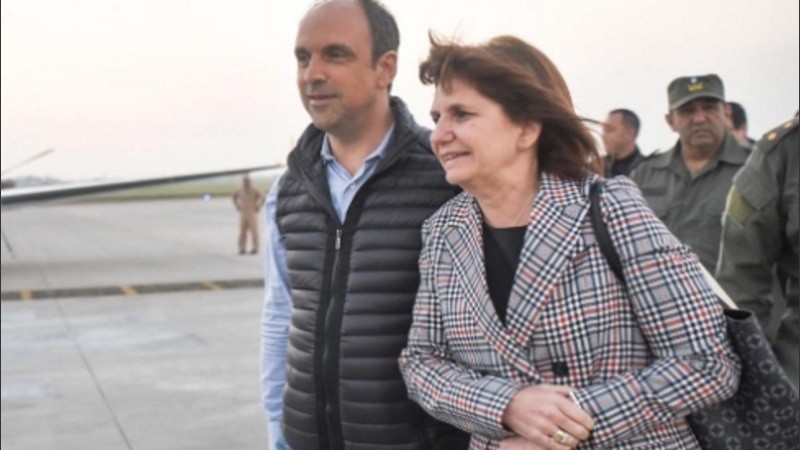 La ministra fue recibida en el aeropuerto islas Malvinas por José Corral.