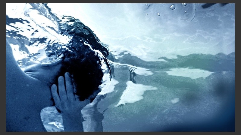 En el agua, el cuerpo y especialmente la columna vertebral y las articulaciones, pueden distenderse de una forma que no sería posible en tierra firme.