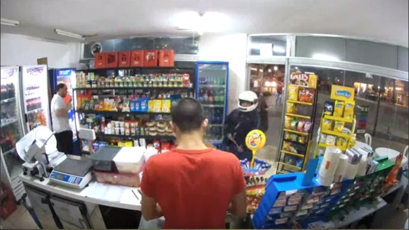 El ladrón se disparó en la ingle cuando guardaba el arma. 