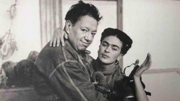 "Es asombroso que esas manos hayan servido para pintar tanto y trabajen todavía infatigablemente”, dice la voz femenina.