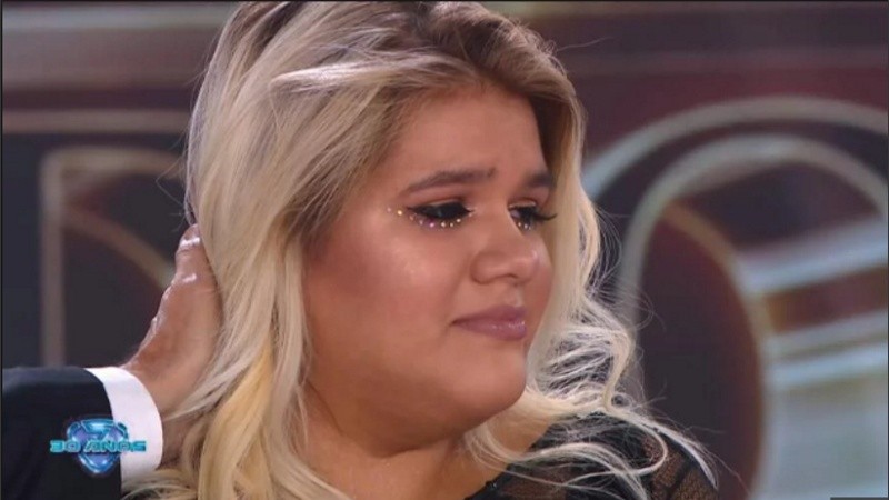 More no pudo contener las lágrimas. 