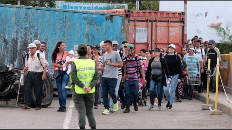 Migrantes venezolanos cruzan a Colombia.
