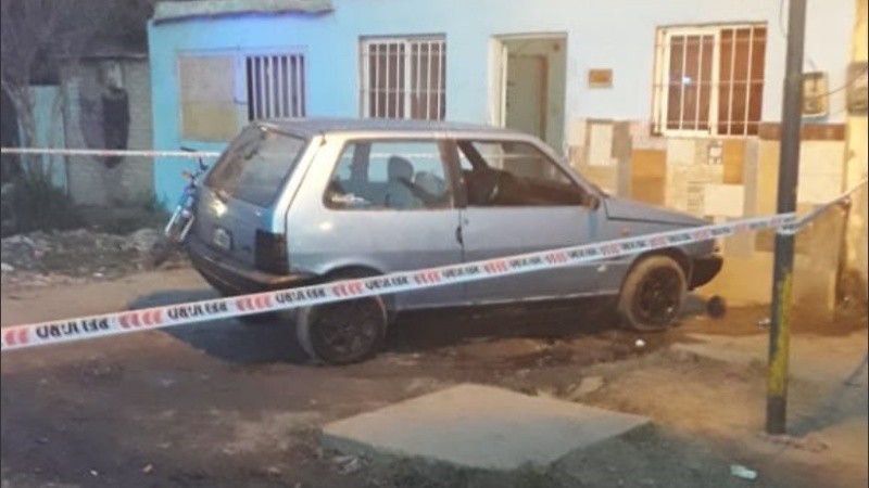 El auto en el que se desplazaba la víctima al momento de recibir el disparo.