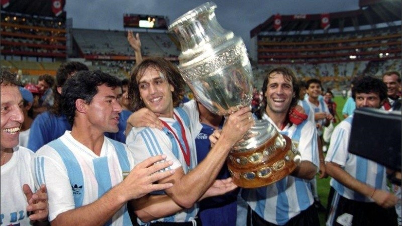 Batistuta tiene la Copa en sus manos. Fue la última vez hasta acá.