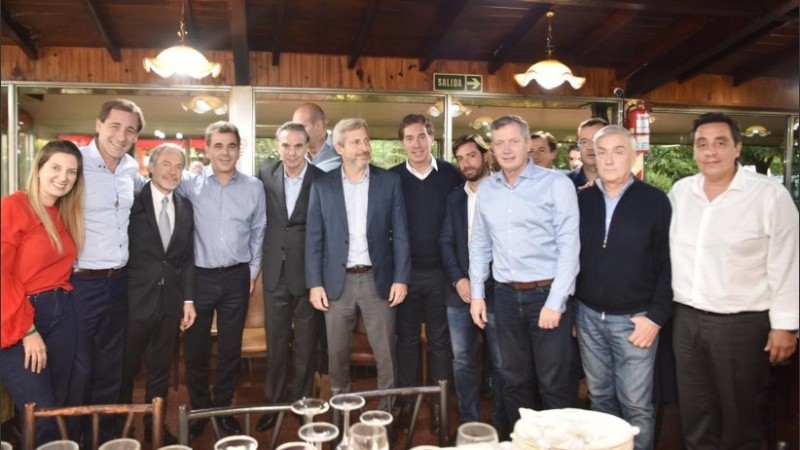 La foto luego del almuerzo de dirigentes del oficialismo con Pichetto. 