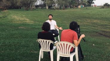 Verzeñassi entrevistado por la TV alemana.