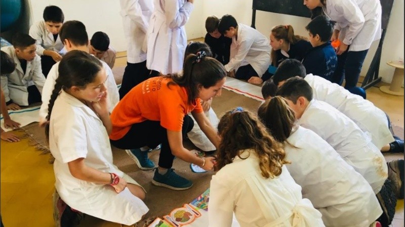 Promover la salud y prevenir enfermedades; la capacitación.