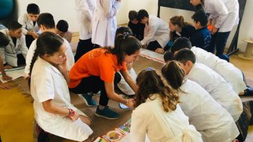 Promover la salud y prevenir enfermedades; la capacitación.