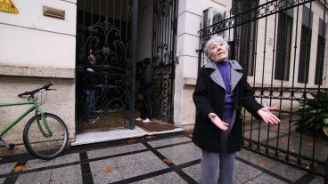Votando a la luz de las velas y los celulares.