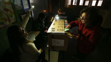 Votando a la luz de las velas y los celulares.