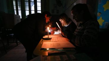 Votando a la luz de las velas y los celulares.