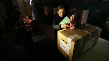 Votando a la luz de las velas y los celulares.