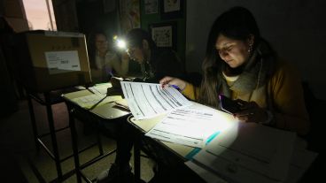 Votando a la luz de las velas y los celulares.
