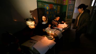 Votando a la luz de las velas y los celulares.