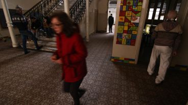 Votando a la luz de las velas y los celulares.