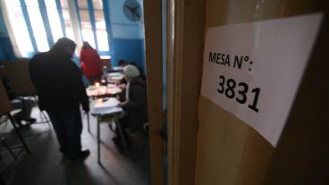 Votando a la luz de las velas y los celulares.