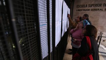 Votando a la luz de las velas y los celulares.