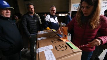 Votando a la luz de las velas y los celulares.