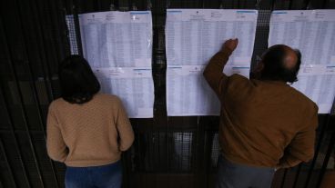 Votando a la luz de las velas y los celulares.