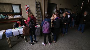 Votando a la luz de las velas y los celulares.