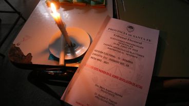 Votando a la luz de las velas y los celulares.