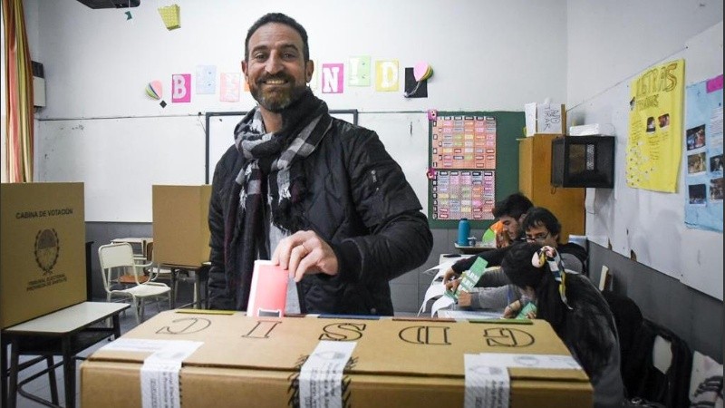 Roberto Sukerman votando en Rosario. 