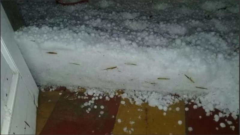 El granizo acumulado en el ingreso de una casa de Cañada de Gómez. 