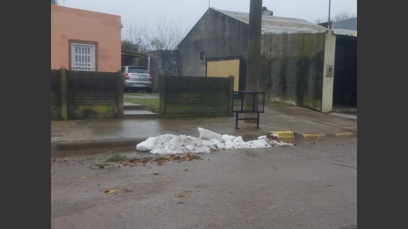 El domingo se acumulaban los restos de la pedrada en las calles. 