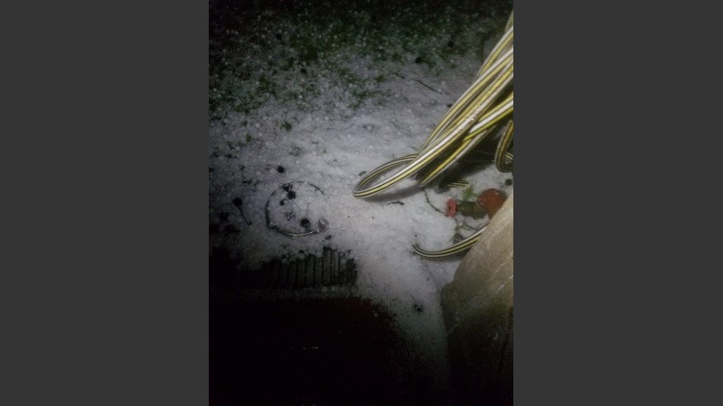 El granizo acumulado en el ingreso de una casa de Cañada de Gómez. 