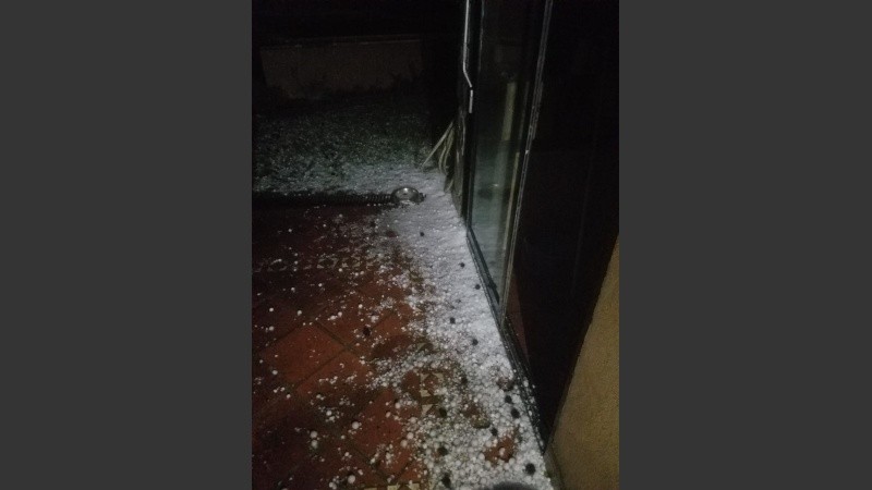 El granizo acumulado en el ingreso de una casa de Cañada de Gómez. 