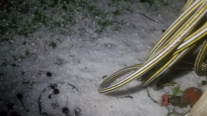 El granizo acumulado en el ingreso de una casa de Cañada de Gómez. 