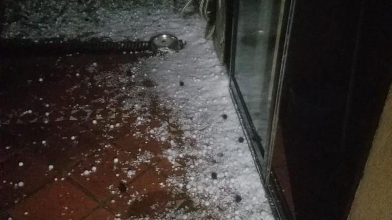 El granizo acumulado en el ingreso de una casa de Cañada de Gómez. 