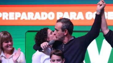 Beso y mucha emoción en el discurso de Javkin.