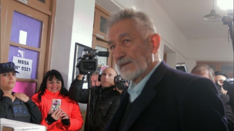 El gobernador reelecto Alberto Rodriguez Saá cuando votó este domingo 16 de junio.