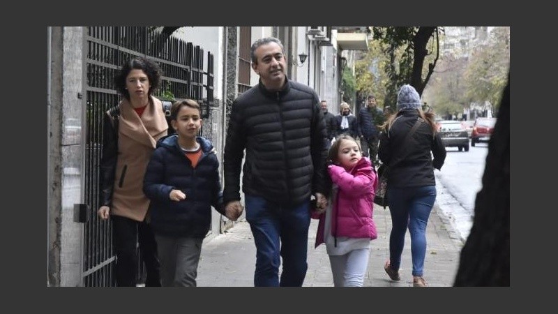 Este domingo, Pablo Javkin fue a votar en familia.
