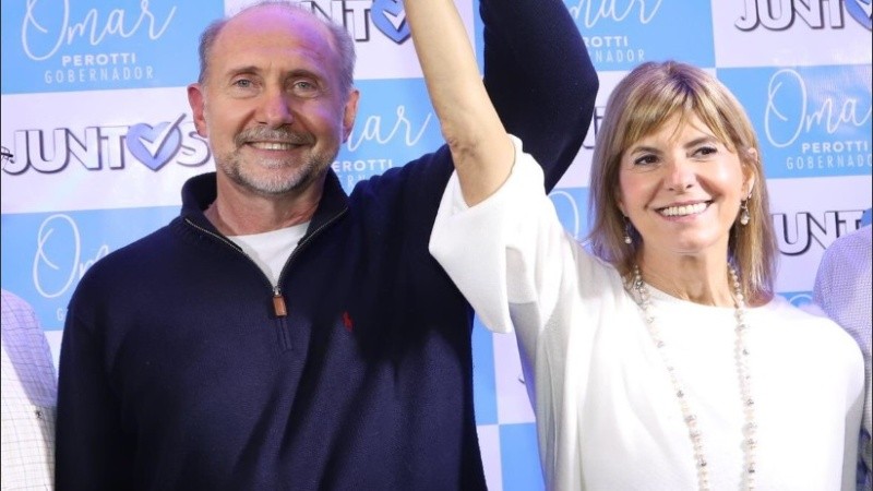 Alejandra Rodenas junto a Omar Perotti.