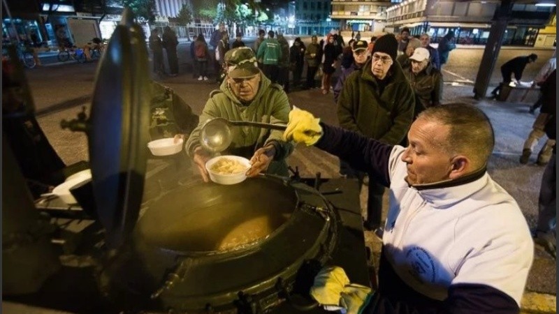Los ex combatientes de Malvinas reparten comida cada noche.