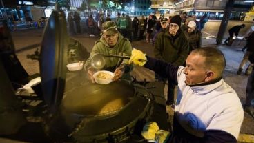Los ex combatientes de Malvinas reparten comida cada noche.