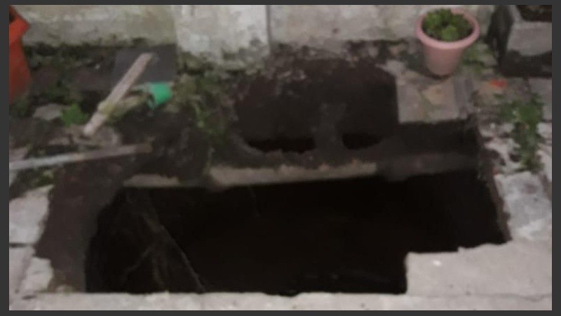 El pozo al cual se cayeron los habitantes de la casa. 