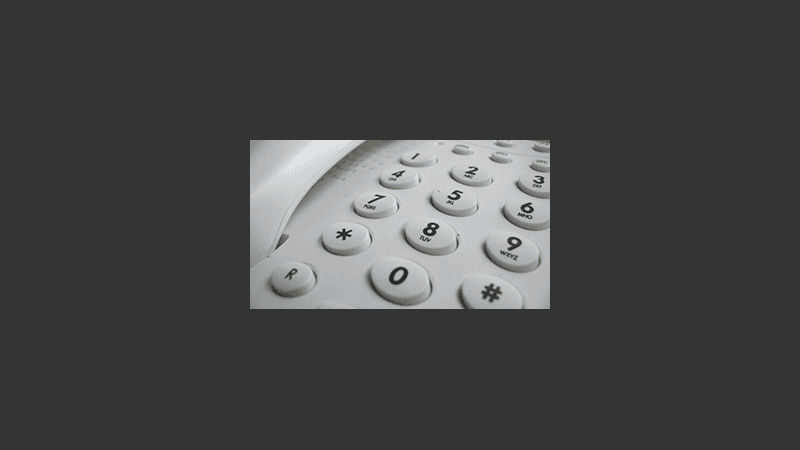 La mujer recibió un llamado al teléfono fijo en plena madrugada. 