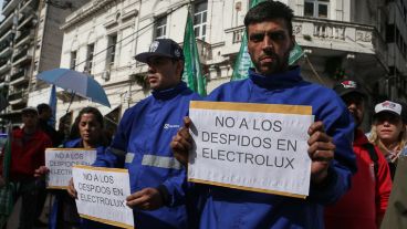 Los trabajadores de Electrolux fueran a la Justicia por los "despidos ilegales".