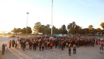 Una foto que grafica la pobreza del acto.